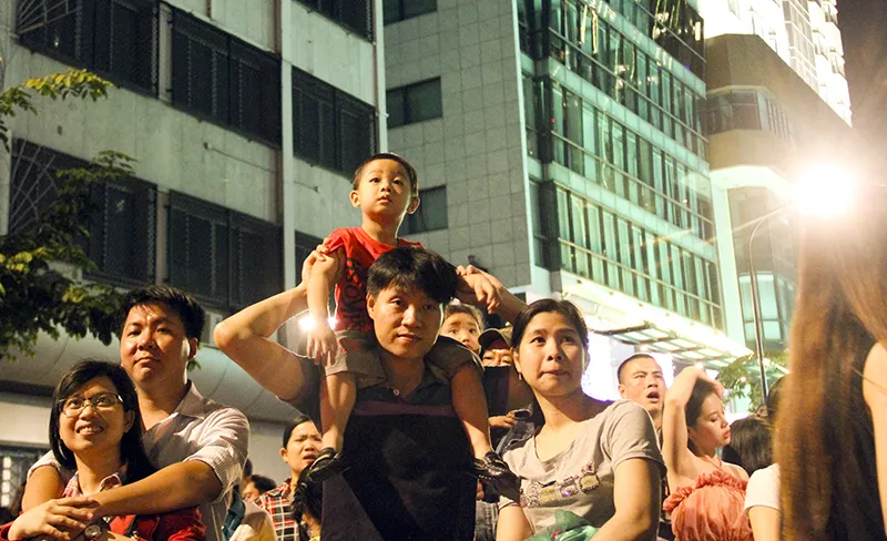 “Bố ơi! Mình đi xem pháo hoa nhé!“ ảnh 14